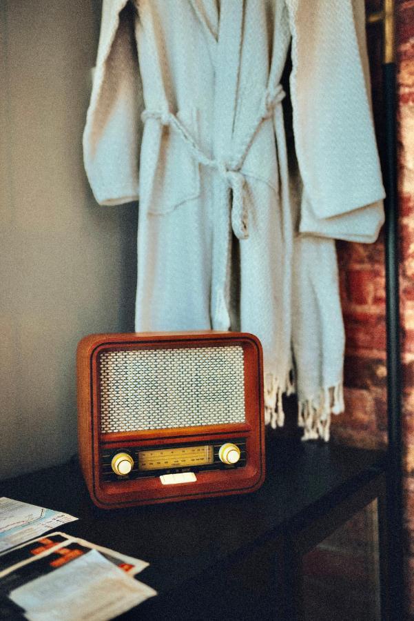 Ruz Hotels Estambul Exterior foto A radio in a hotel room